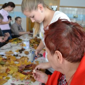 Žáci a senioři tvoří věnce z podzimních materiálů