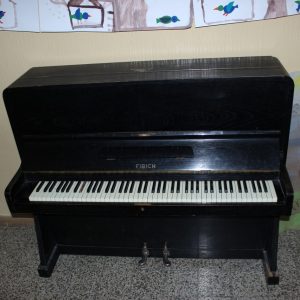 Piano na chodbě