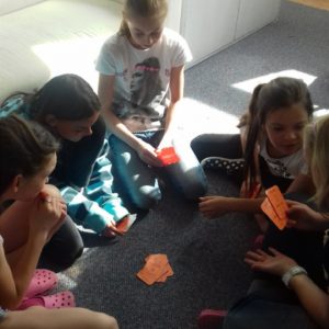 Hra s kartami bavila i holky