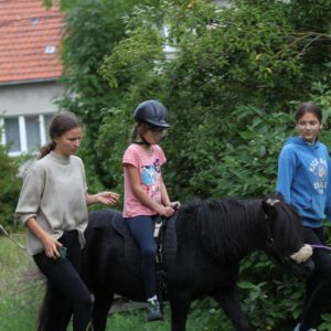 Zahradní slavnost - jízda na poníkovi