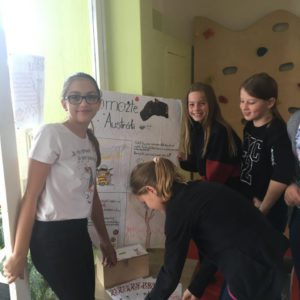 Děti instalují plakát a kasičku